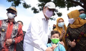 Airlangga: Keberadaan Kampung Tangguh di Kota Palu Patut Dijadikan Contoh daerah Lain untuk Menekan Penyebaran COVID-19 Menteri Koordinator Airlangga Hartarto ketika melakukan peninjauan penangan Covid-19 di Palu sulteng