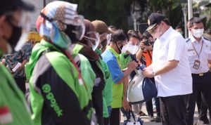 Menteri Koordinator Bidang Ekonomi Airlangga Hartarto ketika memberikan bantuan kepada para pengemudi Ojol