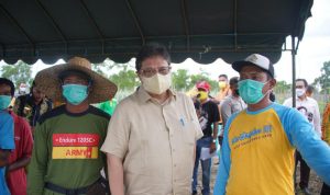 Airlangga: Penerima Banpres Ditambah 4 Juta untuk UMKM-PKL Menteri Koordinator Bidang Perekonomian Airlangga Hartarto berdialog dengan petani ketika kunjungan ke Kalimantan