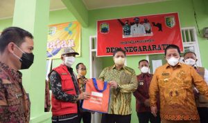 Menteri Koordinator Bidang Perekonomian Airlangga Hartarto membagikan paket sembako kepada para petugas desa Jaga