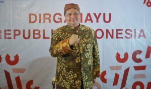 Menteri Koordinator Bidang Perekonomian Airlangga Hartarto mengenakan pakai adat pada peringatan kemerdekaan RI