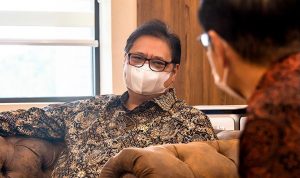 Menteri Koordinator Bidang Perekonomian Airlangga Hartarto sedang berdiskusi mengenai kemajuan penanganan Pandemi Covid-19.