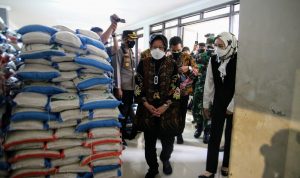 Mensos Ingatkan Jangan Lakukan Potongan Bansos, Kalau Tidak Ingin Dipenjara! Menteri Sosial Tri Rismaharini melakukan sidak di salah satu gudang untuk memastikan kualitas beras layak untuk di konsumsi. foto Humas Kemensos