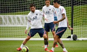 Lionel Messi saat berlatih dengan rekan-rekannya di PSG. Dia siap berlaga dinihari nanti. (AFP)