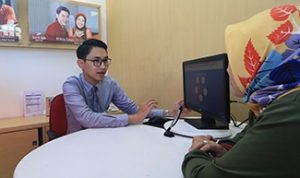 Nasabah bank bjb sedang mengajukan pijaman kredit untuk modal usaha