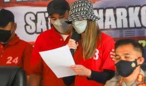 Nia Ramadhani dan Ardi Bakrie berbaju tahanan terkait kasus narkoba saat Jumpa Pers Di Polres Jakarta Pusat, Sabtu (10/7/2021). (Dery Ridwansah/ JawaPos.com)