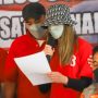 Nia Ramadhani dan Ardi Bakrie berbaju tahanan terkait kasus narkoba saat Jumpa Pers Di Polres Jakarta Pusat, Sabtu (10/7/2021). (Dery Ridwansah/ JawaPos.com)