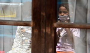 Ilustrasi anak terpapar Covid-19 berstatus OTG menjalani isolasi mandiri. Sebagian besar anak-anak pulih dari Covid-19 dalam sepekan dan tak mengalami long Covid-19. (Dery Ridwansah/JawaPos.com)