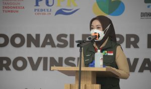 Pendiri Jabar Bergerak Atalia Praratya Ridwan Kamil menerima donasi dari BBWS Citarum untuk disalurkan kepada nakes, petugas permakaman, dan sopir ambulans di kantor Dinkes Jabar