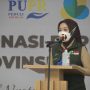 Pendiri Jabar Bergerak Atalia Praratya Ridwan Kamil menerima donasi dari BBWS Citarum untuk disalurkan kepada nakes, petugas permakaman, dan sopir ambulans di kantor Dinkes Jabar