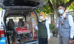 Pendiri Jabar Bergerak, Atalia Praratya Ridwan Kamil menyerahkan bantuan berupa dua unit ambulans yang merupakan kolaborasi dari Yayasan Rumah Cintara dan bank bjb,
