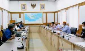 Komisioner Komisi Pemilihan Umum RI (baris kanan) menerima kunjungan pengurus pusat Partai Rakyat Adil Makmur (PRIMA) (baris kiri) di Kantor KPU RI, Jakarta, Rabu (25/8/2021). ANTARA/HO-DPP PRIMA