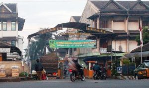 Pintu Masuk Utama Pasar Induk Caringin