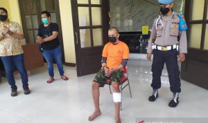 Polisi menangkap tersangka pembunuhan perempuan yang ditemukan terbungkus selimut di Kota Bandung, Jawa Barat. ANTARA/Bagus Ahmad Rizaldi