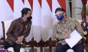Presiden Joko Widodo bersama Menko Bidang Perekonomian Airlangga Hartarto berdiskusi tentang pengendalian Inflasi di daerah.