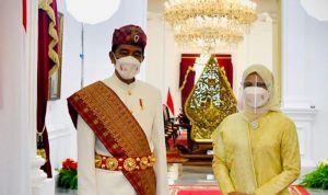 Presiden Joko Widodo mengenakan pakaian adat dari Lampung saat menjadi inspektur Upacara Peringatan Detik-Detik Proklamasi Kemerdekaan Republik Indonesia