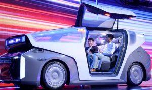Robocar baru raksasa teknologi China, kendaraan otonom, pada konferensi tahunan Baidu World