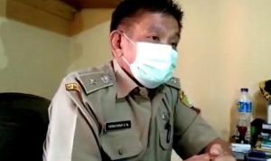 Kepala Desa Cihanjuang, Yuyus Yusuf di ruang kerjanya pada Rabu (3/8).