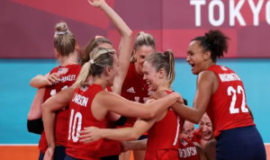 Olimpiade Tokyo 2020: Voli Putri AS Ukir Sejarah Setelah Libas Brasil di Final Tim voli putri Amerika Serikat tampak senang usai mengalahkan Brasil di final Olimpiade Tokyo. Foto: (REUTERS/Ivan Alvarado)