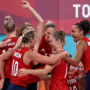 Tim voli putri Amerika Serikat tampak senang usai mengalahkan Brasil di final Olimpiade Tokyo. Foto: (REUTERS/Ivan Alvarado)