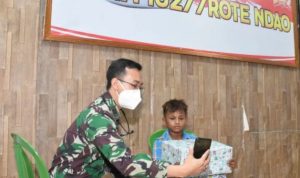 Bikin Babak Belur Bocah SD, 2 Personil TNI Jalani Proses Hukum Seorang dokter dari Kesdam IX/Udayana sedang bersama Petrus yang kondisinya sudah membaik usai dirawat di RS karena dianiaya oleh anggota TNI di Rote Ndao. ANTARA/ho-Penrem 161/Wirasakti.