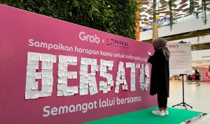 “BERSATU Semangat Lalui Bersama”: Grab Galang Donasi untuk Dukung Penanganan Pandemi dan Pemulihan Ekonomi di Jawa Barat Salah satu pengunjung Mall 23 Paskal menyampaikan harapannya untuk Indonesia melalui dinding “BERSATU Semangat Lalui Bersama” di Bandung, (20/8).