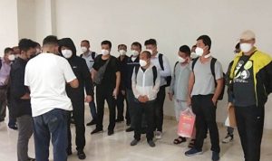 Masih di Bawah Target, Retribusi Penggunaan TKA di Cimahi Capai Rp408 Juta Suasana tenaga kerja asing (TKA) asal China yang akan bekerja di perusahaan pengelola nikel PT Huady. (ANTARA/Handout/aa)