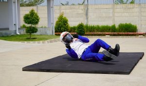 Ketika kita terjatuh dan masih berpegangan pada sepeda motor atau tidak melepaskannya, justru hal tersebut memiliki potensi bahaya yang lebih tinggi.