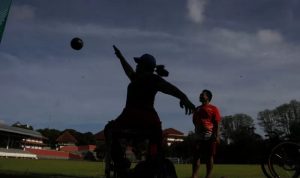 Atlet National Paralympic Committee (NPC) Famini (kiri) melempar cakram saat mengikuti pemusatan latihan (Pelatnas) di Stadion Universitas Sebelas Maret (UNS) Solo, Jawa Tengah, Selasa (3/11/2020). National Paralympic Committee (NPC) Indonesia menargetkan satu medali emas pada ajang Paralimpiade 2021 di Tokyo, Jepang. ANTARA FOTO/Maulana Surya/foc.