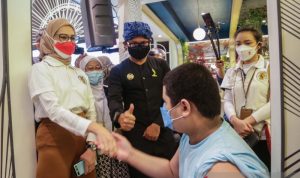 Stafsus Presiden Tinjau Vaksinasi Disabilitas di Bogor Staf Khusus Presiden Bidang Sosial Angkie Yudistia meninjau pelaksanaan vaksinasi COVID-19 pada penyandang disabilitas di Kota Bogor, Kamis (26/8/2021). (ANTARA/HO/Pemkot Bogor)