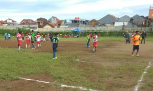 Warga Kota Cimahi masih memanaatkan Stadion sangkuriang untuk berlatih sepak Bola