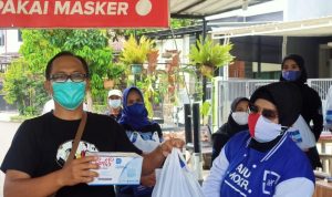 Tuai Apresiasi, Kepedulian Endah Winarti Terhadap Warga yang Isoman Anggota Dewan Perwakilan Rakyat Daerah (DPRD) Kota Depok, Endah Winarti (kanan).