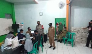 859 KK Warga Desa Cilayung Sumedang Sudah Terima Bantuan Kemensos Proses pembagian bansos dari Kemensos di Desa Cilayung, Kecamatan Jatinangor, Kabupaten Sumedang pada Senin (2/8).