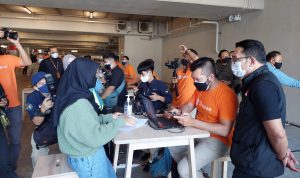 Gubernur Jawa Barat, Ridwan Kamil, saat meninjau pelaksanaan vaksinasi Covid-19 di KBB.