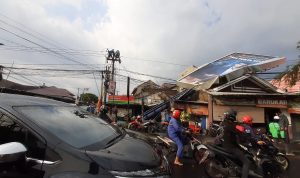 Belasan Ribu Pelanggan PLN di Cimahi Terdampak Pohon dan Reklame Tumbang Reklame tumbang menimpa rumah warga di Kota Cimahi.