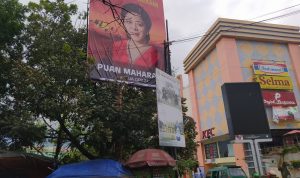Baliho raksasa Puan Maharani yang tampak di salah satu kawasan Kota Cimahi.