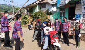Tim Satgas Covid-19 Desa Sindulang, Kecamatan Cimanggung, Kabupaten Sumedang saat menjaga perbatasan akses masuk desa, beberapa waktu lalu.