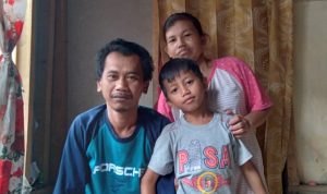 Rismana bersama istrinya, Lala, dan sang anak, Ari Sanjaya, di kediamannya. (Yanuar Baswata/Jabar Ekspres)
