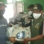 Kepala Desa Waluya, Aa Suryana (kanan) saat memberikan bantuan paket beras dari Kemensos kepada warga.