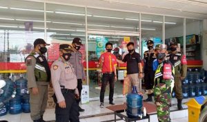 Cegah Penyebaran Covid-19, Pabrik di Cikancung Bandung Diawasi Satgas Kecamatan Satgas Covid-19 Kecamatan Cikancung saat berikan sosialisasi prokes pada masa PPKM Level 4 di swalayan.