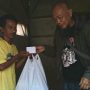 Jurnalis saat memberikan bantuan kepada korban longsor Sumedang, Rismana, 33, di kediamannya pada Rabu (4/8).