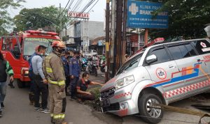 Sebuah mobil ambulans tergelincir pada lubang besar pada trotoar jalanan, Kamis (5/8).