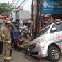 Sebuah mobil ambulans tergelincir pada lubang besar pada trotoar jalanan, Kamis (5/8).