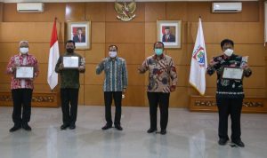 Ini Dia, Pemenang Lomba Kompetisi Inovasi Cimahi Motekar Award Kompetisi Cimahi Motekar Award (ChiMA) 2021 pada kategori Kelompok Kepala Daerah diraih oleh Bappenda (Badan Pengelola Pendapatan Daerah) Cimahi, Dispangtan Cimahi, dan Bappeda Cimahi, Kamis (5/8)(Intan Aida/Jabar Ekspres)