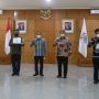 Kompetisi Cimahi Motekar Award (ChiMA) 2021 pada kategori Kelompok Kepala Daerah diraih oleh Bappenda (Badan Pengelola Pendapatan Daerah) Cimahi, Dispangtan Cimahi, dan Bappeda Cimahi, Kamis (5/8)(Intan Aida/Jabar Ekspres)