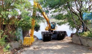 Angkat Gulma di Situ Pengarengan, DPUPR Kerahkan Alat Berat