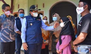Bupati Sumedang Dony Ahmad Munir saat memberikan bantuan.