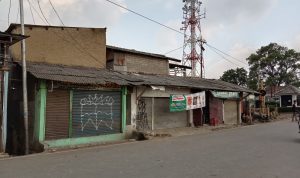 Tiga kios dekat dengan rel kereta api Kawasan Jalan Sriwijaya ditutup. (Intan Aida/Jabar Ekspres)