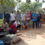 Anggota KUBE Medal Harapan Jaya bersama ibu-ibu Desa Cipacing, Kecamatan Jatinangor, Kabupaten Sumedang saat produksi telur asin, Minggu (8/8).
