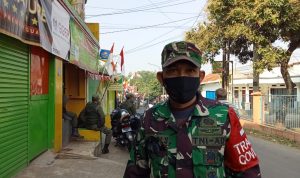 Babinsa Kecamatan Cibiru, Agus Budi Siswanto saat patroli di pasar tumpah.